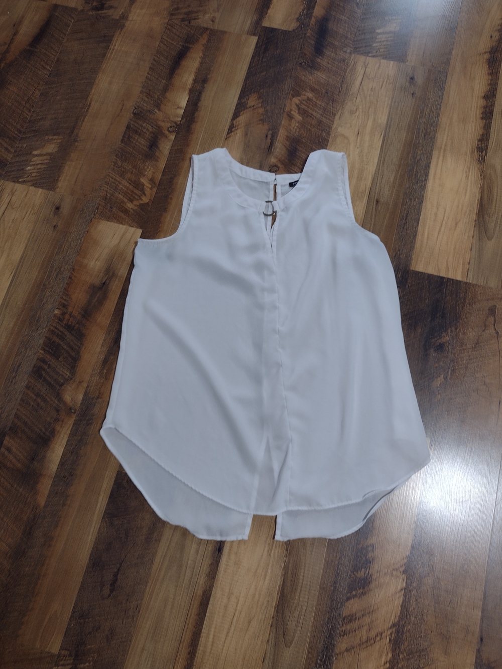 Sami & Jo White Sleeveless Keyhole Front Camisole Size Large